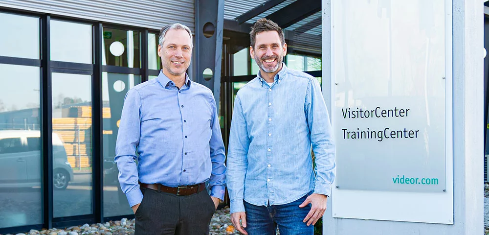 Zwei Personen vor dem VIDEOR VisitorCenter und TrainingCenter.