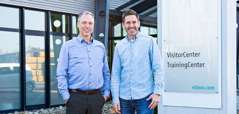 Zwei Personen vor dem VIDEOR VisitorCenter und TrainingCenter.